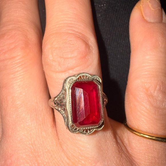 Antique 14kt lace filigree white gold Ring with a synthetic ruby - Picture 14 of 16